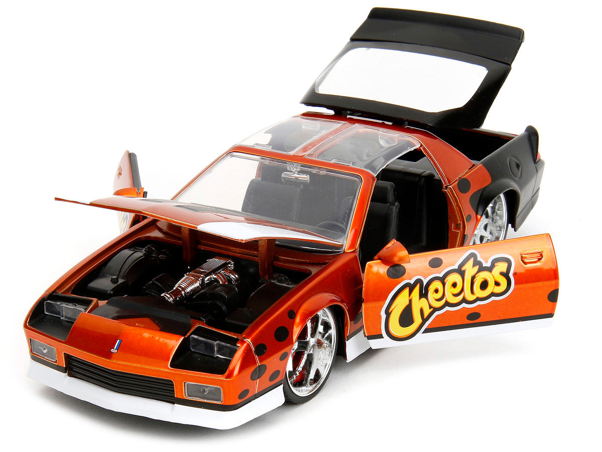 1985 Chevrolet Camaro Z/28 1:24 Diecast Model Car with Chester Cheetah Figure by Jada