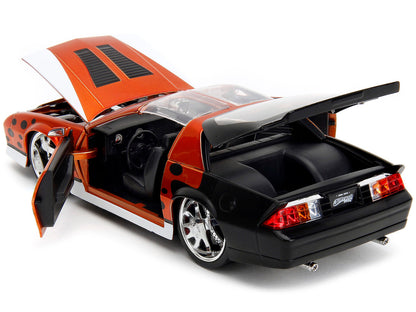 1985 Chevrolet Camaro Z/28 1:24 Diecast Model Car with Chester Cheetah Figure by Jada